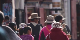 拥挤的人们在西藏祈祷和行走