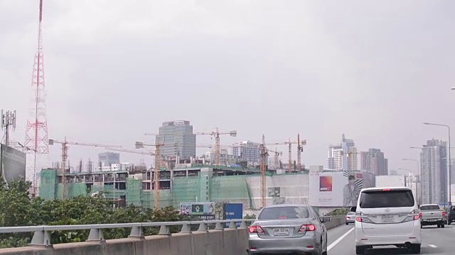 在曼谷高速公路上行驶