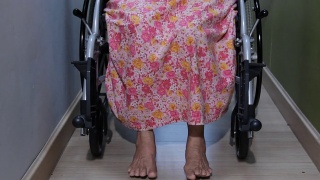 推着轮椅的亚洲老年妇女视频素材模板下载