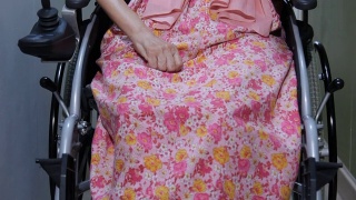 坐在轮椅上打瞌睡的亚洲老年妇女视频素材模板下载