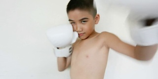 小男孩练习拳击