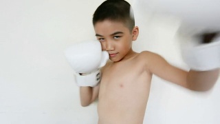 小男孩练习拳击视频素材模板下载