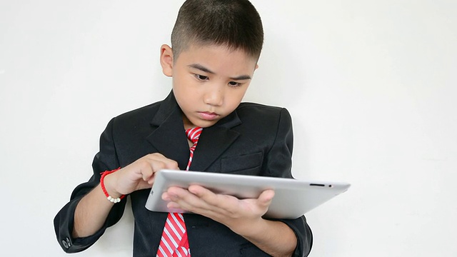 小男孩用平板电脑