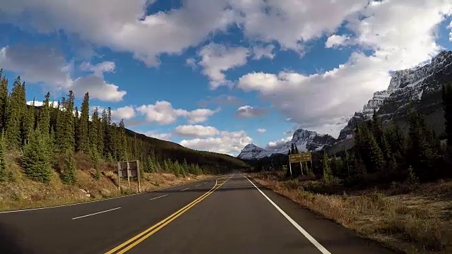 汽车行驶在冰原大道风景优美的道路上