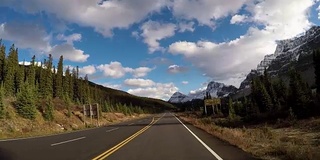 汽车行驶在冰原大道风景优美的道路上