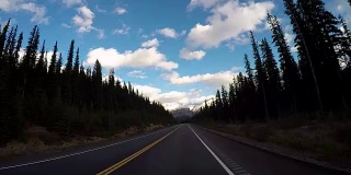 汽车行驶在冰原大道风景优美的道路上