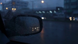 雨点落在镜子车上视频素材模板下载