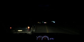 汽车行驶在夜晚的街道上，司机的视野