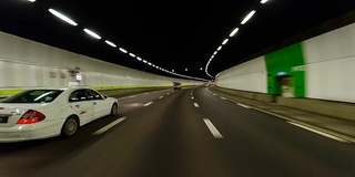 夜间在高速公路隧道上开车