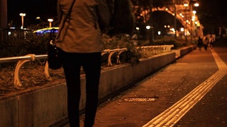 夜晚独自走在街上的女人视频素材模板下载