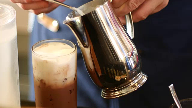 4K:将牛奶倒入拿铁咖啡杯