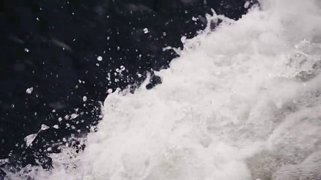 慢镜头:瀑布背景，水流