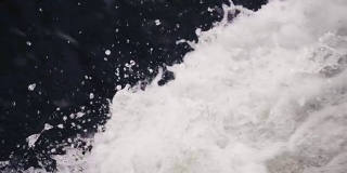 慢镜头:瀑布背景，水流