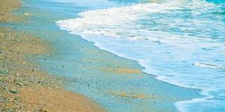 浪花拍打着海岸