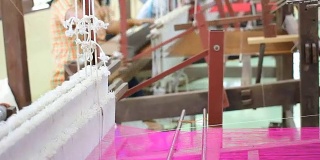 传统的泰国丝绸织造使用织机。