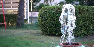 花园里的罐子喷泉的慢镜头
