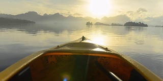 淘金:早上在chew Lan湖上划独木舟。