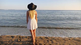 金发女孩站在海边视频素材模板下载