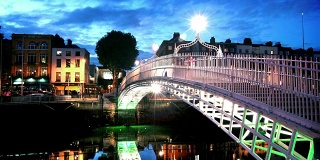 黄昏的哈彭尼桥，都柏林，爱尔兰
