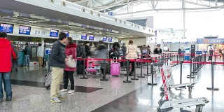 旅客在机场登记大厅的拥挤时间流逝