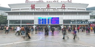 高清延时:重庆火车站候车厅的旅客人群