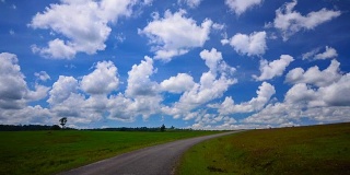 高清:绿草如茵，蓝天多云