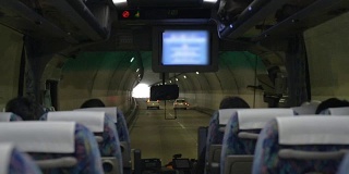 隧道内行驶的巴士