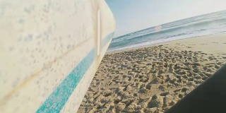 暑期视频:冲浪者女孩走向海边