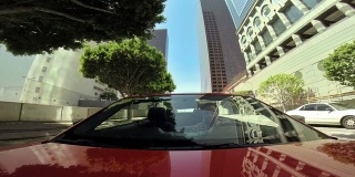 一名男子在洛杉矶市区开车