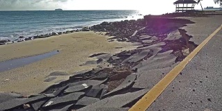 4K DOLLY:海岸公路被侵蚀损坏