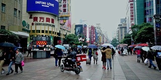 中国上海，人们漫步在南京路购物街上