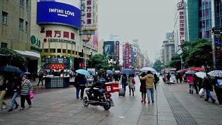中国上海，人们漫步在南京路购物街上视频素材模板下载