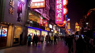 晚上，人们漫步在南京路购物街，中国上海视频素材模板下载
