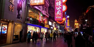 晚上，人们漫步在南京路购物街，中国上海