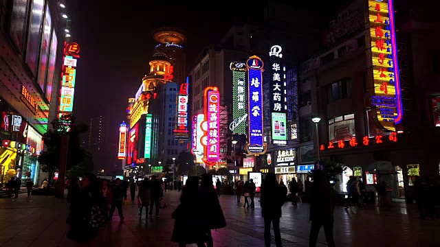晚上，人们漫步在南京路购物街，中国上海