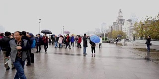 中国上海，2015年11月28日:漫步外滩，中国上海的人们