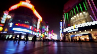 中国上海，2015年11月28日:游客晚上漫步在南京路购物街的特殊效果，中国上海视频素材模板下载