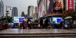 中国上海，2015年11月28日:中国上海，南京路购物街附近的地铁入口处