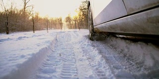 SLO MO汽车在雪地里的牵引力