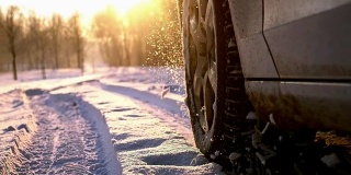 汽车轮胎溅起的雪溅进相机