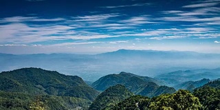 4K:山景天空和云背景