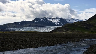 冰岛Jokulsarlon冰川移动云和水的时间视频素材模板下载