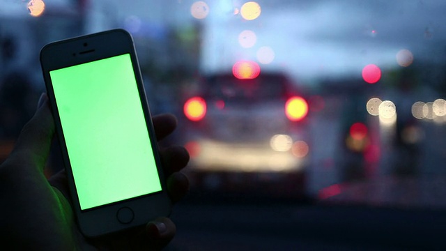 绿色屏幕，在车上用智能手机的人