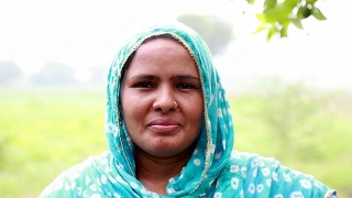 农村妇女的肖像视频素材模板下载