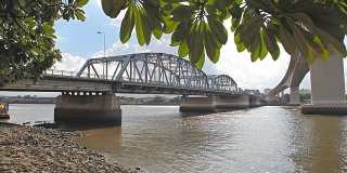 高清摄影:河上大桥上的汽车交通。