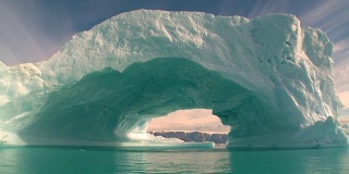 美丽的巨大冰山和一个洞格陵兰岛