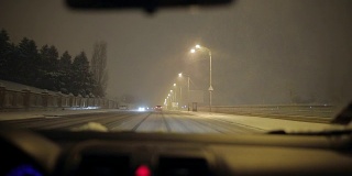 在一个下雪的夜晚开车。