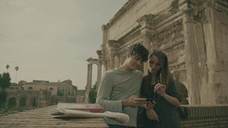 旅游夫妇社交网络由罗马论坛在罗马视频素材模板下载