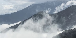 延时拍摄，山上的雾和云