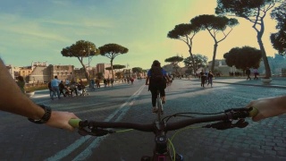 视角:骑自行车到罗马竞技场视频素材模板下载